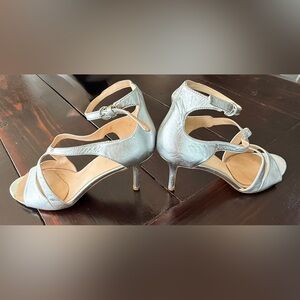 Nine West GUC Gerbera leather Open
Toe Ankle Strap Sandal buff Silver tone
Sz 8